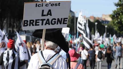 Une pancarte port&eacute;e par un manifestant &agrave; Nantes (Loire-Atlantique) qui demande le rattachement &agrave; la Bretagne (JEAN-SEBASTIEN EVRARD / AFP)