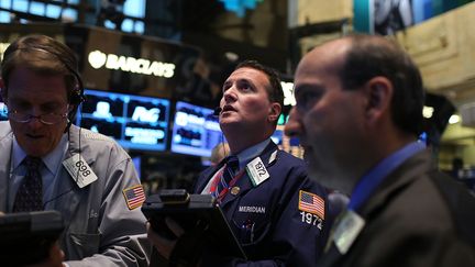 Des traders &agrave; Wall Street, la Bourse de&nbsp;New York (Etats-Unis), le 15 avril 2013. (SPENCER PLATT / GETTY IMAGES NORTH AMERICA / AFP)