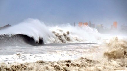 Des vagues se brisent sur les côtes du comté de Taitung, au sud-est de Taïwan, le 15 septembre 2018.&nbsp; (CNA PHOTO / AFP)