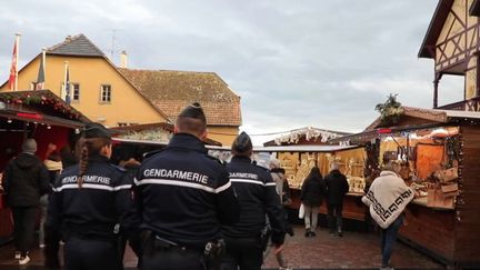 Jeudi 22 décembre, un grand nombre de visiteurs affluent dans les marchés de Noël alsaciens. Pour garantir la sécurité des personnes, les forces de l’ordre sont mobilisées. (FRANCE 3)