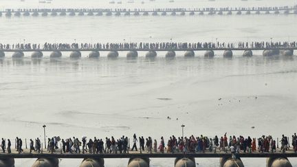 Des p&eacute;lerins font la queue pour se baigner dans les eaux de &nbsp;Sangam au confluent du Gange &agrave; Allahabad (Inde), le 23 janvier 2012. (JITENDRA PRAKASH / REUTERS)