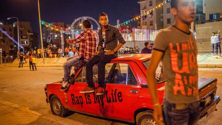 De jeunes garçons attendent le début d'un concert de «mahragan» à Medinat Al-Obour, au Caire. Cette musique est aussi appelée électro chaâbi, littéralement «du peuple». (Pauline Beugnies / Génération Tahrir)