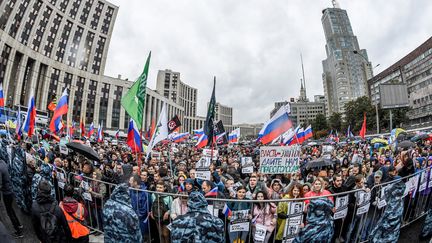 Des manifestants dénoncent l'exclusion des candidats indépendants aux élections locales, le 10 août 2019, à Moscou (Russie). (YURI KADOBNOV / AFP)