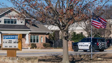 Un véhicule des forces de l'ordre&nbsp;près de la synagogue Congregation Beth Israel le 16 janvier 2022 à Colleyville, au Texas (Etats-Unis). (BRANDON BELL / GETTY IMAGES NORTH AMERICA / AFP)