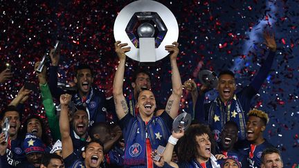 Empêtré dans les difficultés financières, le Milan doit vendre Ibrahimovic. Le Paris Saint-Germain, nouveau riche de la scène européenne, saisit l'opportunité de tenir sa première grande star internationale à l'été 2012. Dans la capitale, "Zlatan" est comme un prince, qui règne sur les pelouses et dont la personnalité en fait une vedette bien au-delà du sport. En quatre ans au PSG, il remporte douze trophées dont un quadruplé en championnat (trois fois meilleur buteur). Mais toujours pas de Ligue des champions, alors que Paris ne parvient pas à passer le cap des quarts de finale. (FRANCK FIFE / AFP)