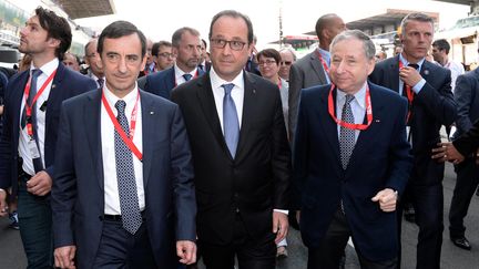 Fran&ccedil;ois Hollande a &eacute;t&eacute; hu&eacute; par une partie du public des 24 Heures du Mans, samedi 13 juin, alors qu'il se trouvait sur le circuit avant le d&eacute;part de la course. (  MAXPPP)