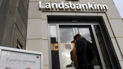 L'entrée d'une agence de la banque Landsbanki (8-10-2008) à Reykjavic, une des banques par qui la crise est arrivée (AFP - OLIVIER MORIN )