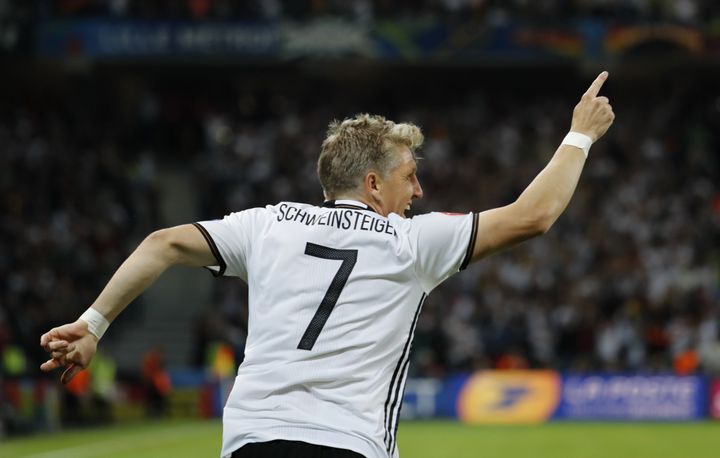 Le joueur allemand Bastian Schweinsteiger célèbre son but contre l'Ukraine, dimanche 12 juin 2016 au stade Pierre-Mauroy de Lille (Nord). (REUTERS STAFF / REUTERS)