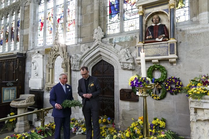 Le prince Charles a déposé une couronne de fleurs sur la tombe du dramaturge en l'église de la Sainte Trinité, 23 avril 2016
 (Tristan Fewings / POOL / AFP)