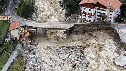 Un pont détruit à&nbsp;Saint-Martin-Vesubie&nbsp;après les fortes pluies et les inondations qui ont frappé notamment le département des Alpes-Maritimes,&nbsp;le 3 octobre 2020 (photo d'illustration). (VALERY HACHE / AFP)