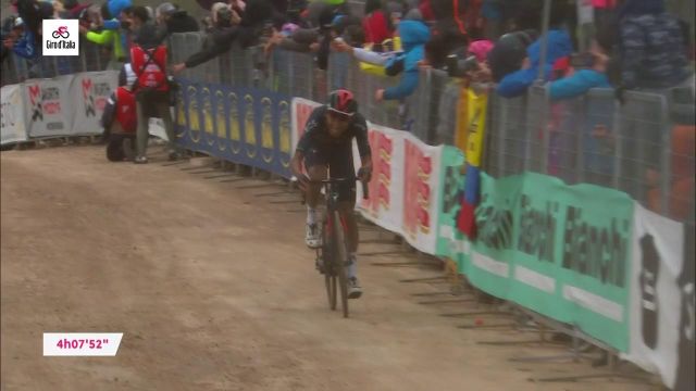 Dans la montée finale de la 9e étape du Giro, le Colombien Egan Bernal (Ineos-Grenadiers) a attaqué et terminé tout en puissance sur les chemins empierrés de Campo Felice, dimanche 16 mai.