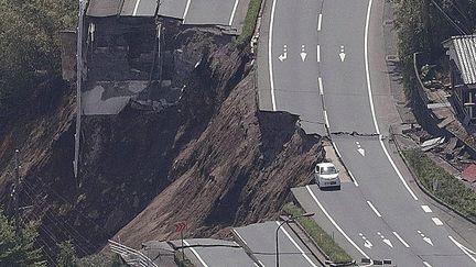 C'est une année forte en séismes. Au Japon, une route s'est éffondrée après une série de&nbsp;tremblement de terre le 16 avril 2016 à Minami-Aso, dans la préfecture de Kumamoto. Les séismes y&nbsp;ont fait 41 morts. (STR / JIJI PRESS)