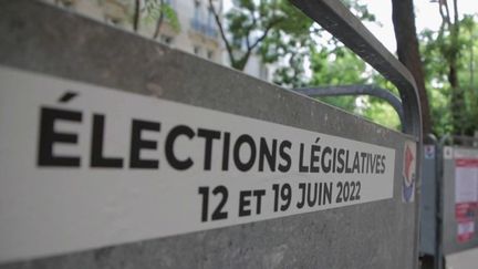 La bataille du second tour des élections législatives est lancée.&nbsp;À l'issue du premier tour, qui s'est tenu dimanche 12 juin, la&nbsp;Nupes&nbsp;de Jean-Luc Mélenchon confirme sa bonne dynamique entrevue dans les sondages, et est au coude-à-coude avec la coalition présidentielle Ensemble. (FRANCE 2)