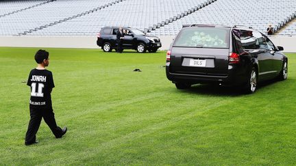 Dhyreille, le plus jeune fils de Jonah Lomu, suit le corbillard de son père, à l'Eden Park d'Auckland, le 30 novembre 2015. (HANNAH PETERS / AFP)