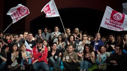 Des jeunes socialistes applaudissent Martine Aubry, première secrétaire du PS, le 02 avril 2011 à Paris. (AFP-Martin Bureau)