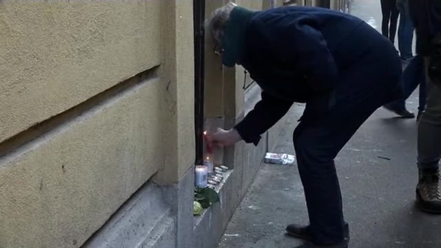 Des fleurs et des bougies devant le lycée des adolescents hongrois