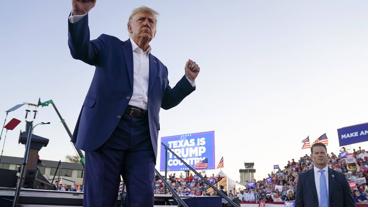 Donald Trump esquisse des pas de danse avant un meeting organisé à Waco, au Texas (Etats-Unis), le 25 mars 2023. (EVAN VUCCI / AP / SIPA)