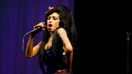 Amy Winehouse sur la sc&egrave;ne du festival de Glastonbury (Royaume-Uni), le 28 juin 2008. (BEN STANSALL / AFP)