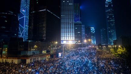 Des manifestants pro-d&eacute;mocratie dans les rues de Hong Kong, le 30 septembre 2014. (PHILIPPE LOPEZ / AFP)