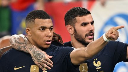 Théo Hernandez et Kylian Mbappé lors du match entre la France et le Danemark, le 26 novembre 2022 à Doha. (ERCIN ERTURK / AFP)