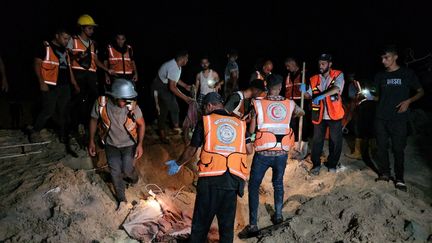 Les secours palestiniens interviennent après une frappe israélienne à Khan Younès, dans la nuit du lundi 9 au mardi 10 septembre 2024 dans la bande de Gaza. (HANI ALSHAER / AFP)