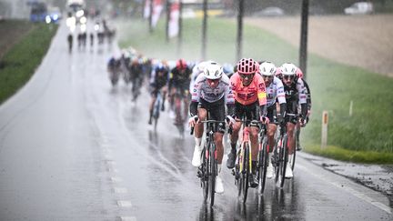 Runners during the Flèche wallonne, April 17, 2024. (JASPER JACOBS / BELGA MAG / AFP)