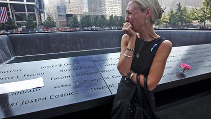 Carrie Bergonia pleure en regardant le nom de son fianc&eacute; grav&eacute; sur le m&eacute;morial des victimes du 11-Septembre lors d'une c&eacute;r&eacute;monie marquant le douzi&egrave;me anniversaire des attentats &agrave; New York (Etats-Unis), le 11 septembre 2013. (REUTERS)