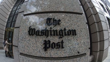 La façade d'entrée du journal "The Washington Post", à Washington (Etats-Unis), le 16 mai 2019. (ERIC BARADAT / AFP)