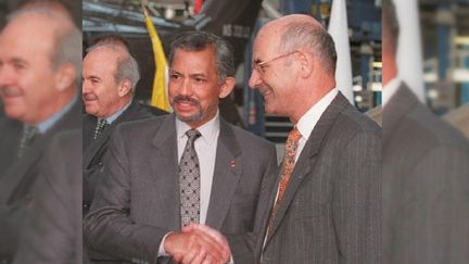 Hassanal Bolkiah lors de sa visite d'une&nbsp;usine d'Airbus dans la proche banlieue de Toulouse, le 17 décembre 1996. (JEAN-PIERRE MULLER / AFP)