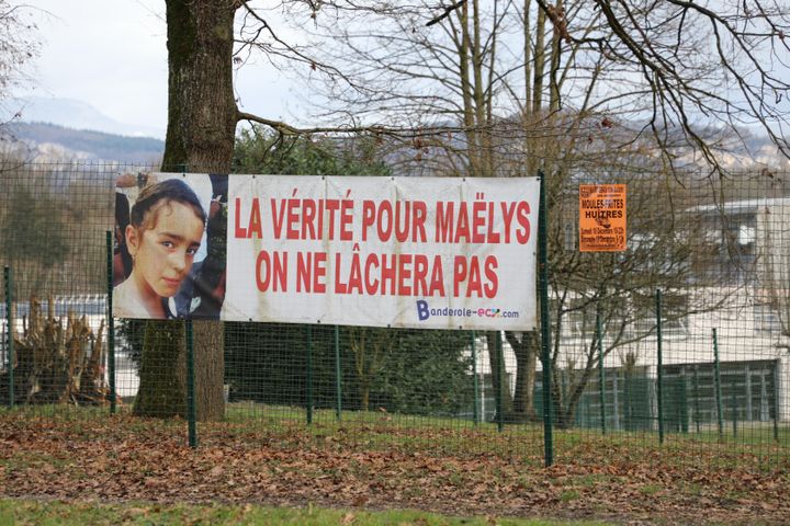 Devant la salle polyvalente de Pont-de-Beauvoisin (Isère), une banderole réclame "la vérité pour Maëlys", le 5 janvier 2022.&nbsp; (Eloïse Bartoli / franceinfo)