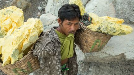 C’est au péril de leurs vies que des mineurs indonésiens ramènent ce soufre, l’un des plus purs, du cratère du Kawah Ljin, volcan toujours en activité à l’est de l’île de Java. (Michel Méar)