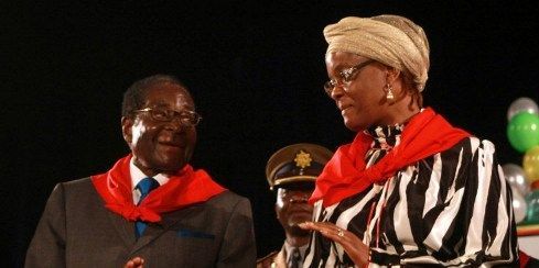 Le président zimbabwéen Robert Mugabe et son épouse, Grace, lors de son 87e anniversaire, célébré le 26 Février 2011 à Harare. ( AFP PHOTO / JEKESAI NJIKIZANA)