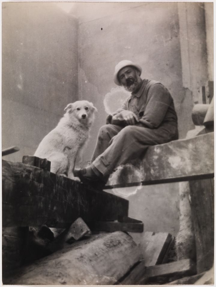 Constantin Brancusi, autoportrait avec la chienne Polaire dans l’atelier (vers 1921 à Paris). (SUCCESSION BRANCUSI / ADAGP / CENTRE POMPIDOU / MNAM-CCI / RMN-GP)