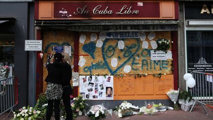 Des proches rendent hommages aux 14 victimes de l'incendie du bar Cuba Libre, à Rouen (Seine-Maritime), le 6 août 2017. (CHARLY TRIBALLEAU / AFP)