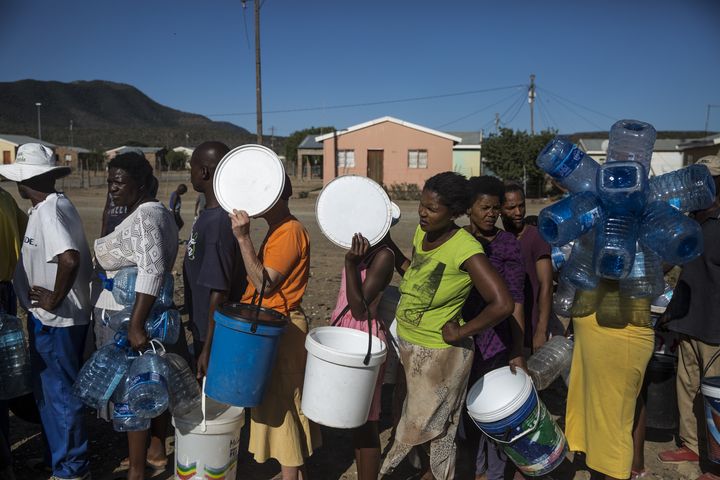 Des habitants du township de&nbsp;Bezuidenhoutville, près d'Adelaïde (est de l'Afrique du Sud), font la queue pour recevoir de l'eau, le 26 novembre 2019. La distribtion d'eau est assurée par une ONG humanitaire. (GUILLEM SARTORIO / AFP)