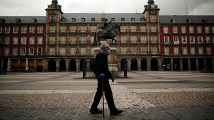 Une place déserte pendant le confinement à Madrid (Espagne), le 12 mai 2020. (BURAK AKBULUT / ANADOLU AGENCY / AFP)