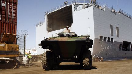 Un véhicule blindé de l'armée française au port de Dakar, le 28 janvier 2013. (MAMADOU TOURE BEHAN / AFP)