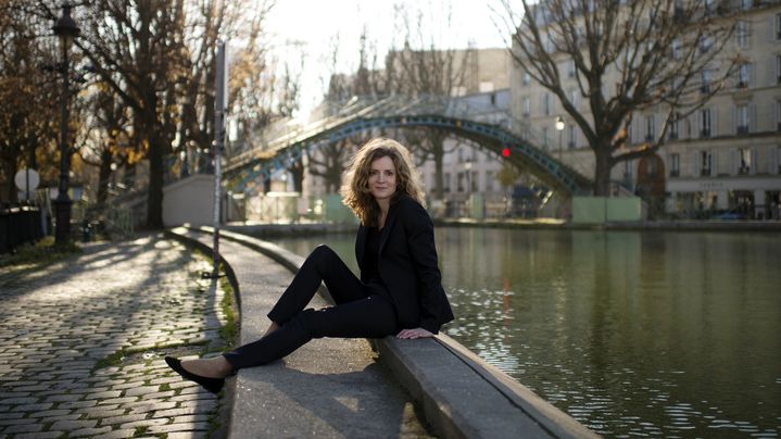 NKM pose au bord du canal Saint-Martin, dans le 10e arrondissement de Paris, le 16 d&eacute;cembre 2013. (MARTIN BUREAU / AFP)