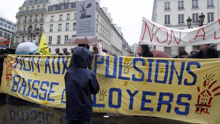 Le collectif d'aide aux mal log&eacute;s jeudi Noir manifeste pour r&eacute;clamer une baisse des loyers,&nbsp;le 17 avril 2012 &agrave; Paris. (PIERRE VERDY / AFP)