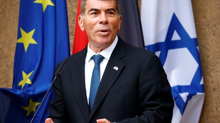 Le ministre des affaires étrangères israélien, Gabi Ashkenazi, lors d'une conférence de presse à Berlin le 27 août 2020. (MICHELE TANTUSSI /  REUTERS POOL)