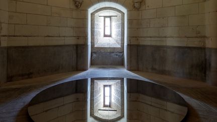 Lee Ufan a exposé au Château de Versailles ou au cimetière des Alyscamps à Arles. Les sous-sols de la tour du Roi lui étaient donc destinés. Un fil descend de la voûte datant du 15e siècle, se reflète dans le miroir contemporain, et le vertige de l’infini se dessine. Tout l’art sobre de l’artiste sud-coréen qui entraîne à la méditation est présent dans ce dispositif léger et minimaliste. (ERIC SANDER)