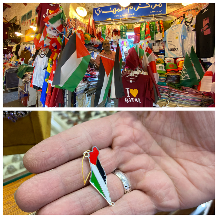 Au souk de Doha (Qatar), un vendeur de drapeaux du monde entier (en haut) et un vendeur de bijoux (en bas), le 25 novembre 2022. (RAPHAEL GODET / FRANCEINFO)