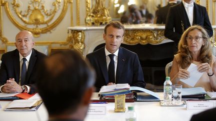 Le président français Emmanuel Macron dirige le dernier Conseil des ministres&nbsp;avant les vacances estivales, le 3 août 2018, à l'Elysée, à Paris. (MICHEL EULER / AFP)