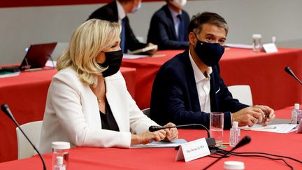 La présidente du Rassemblement national,&nbsp;Marine Le Pen, et le premier secrétaire du PS, Olivier Faure, lors d'une rencontre au Parlement, le 22 septembre 2020, à Paris. (LUDOVIC MARIN / AFP)