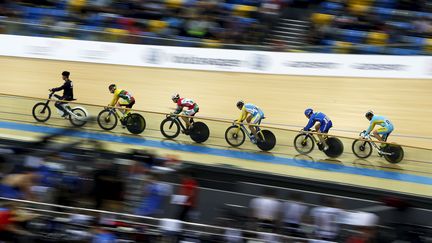 Des cyclistes participent à&nbsp;l'épreuve de keirin dans le cadre de la&nbsp;Coupe du monde de la discipline, le 16 janvier 2016 à Hong Kong. (BOBBY YIP / REUTERS)