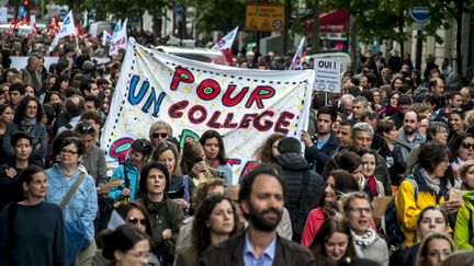 Des manifestants contre la r&eacute;forme du coll&egrave;ge, &agrave; Paris, le 19 mai 2015. (CITIZENSIDE / YANN KORBI / AFP)