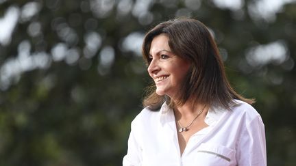 Anne Hidalgo sur la scène du concert "Global Citizen Live" à Paris, le 25 septembre 2021. (BERTRAND GUAY / AFP)