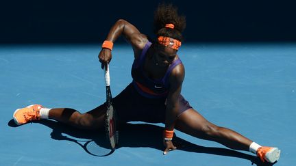 L'Am&eacute;ricaine Serena Williams lors d'un match face &agrave; sa compatriote Sloane Stephens &agrave; l'open de tennis d'Australie &agrave; Melbourne, le 23 janvier 2013. (MANAN VATSYAYANA / AFP)