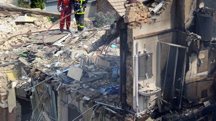 Des pompiers sécurisent les restes de la maison qui a explosé, Amiens, le 15/05/10 (AFP/Denis Charlet)