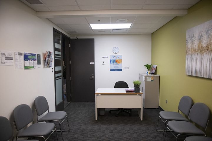 Le bureau de l'agent d'intervention du Cavac au palais de justice de Salaberry-de-Valleyfield, au Québec, le 14 juin 2022. (SEBASTIEN ST-JEAN / AFP)